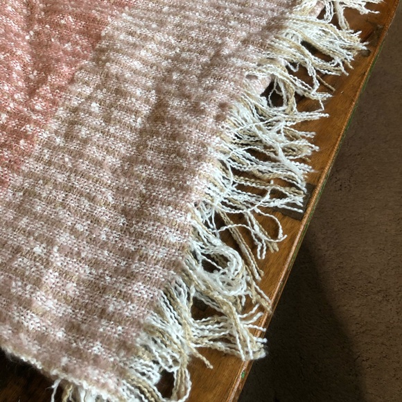 Forever 21 soft pink and cream blanket scarf - Picture 2 of 6